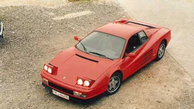 Ferrari Testarrosa con los faros escamotables activos. (Foto: Wikimedia)