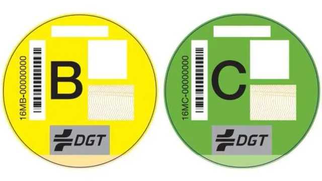 Pegatinas medioambientales de tipo B y C de la DGT.  (Foto: DGT)
